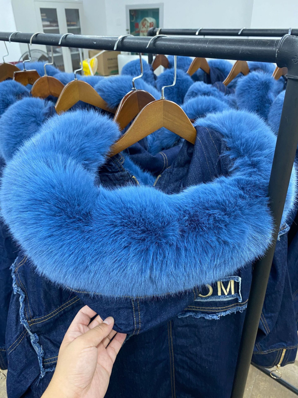 Denim jakna s punom od patjeg perja, kapuljača, ovratnik od lisice dlake, zatvarač