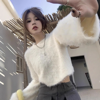 Imitációs nerc velúr kötött felső kapucnival, laza szabású, rövid fazon, vastag anyag