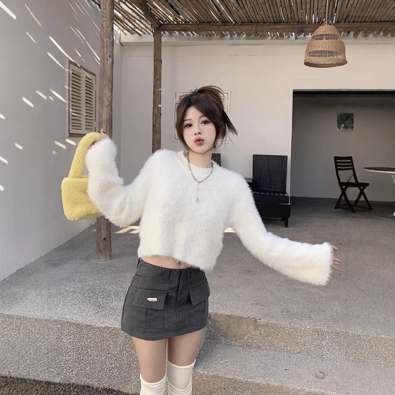 Imitációs nerc velúr kötött felső kapucnival, laza szabású, rövid fazon, vastag anyag