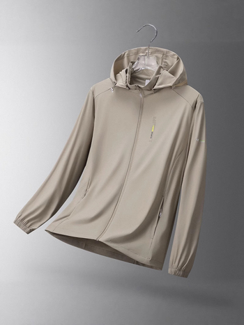 Muška lagana ljetna jakna s kapuljačom, UV zaštita UPF50+, materijal Nylon/Spandex 87/13, džepovi sa zatvaračima, otisak slova
