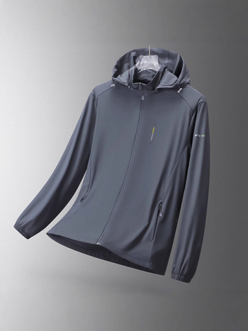 Muška lagana ljetna jakna s kapuljačom, UV zaštita UPF50+, materijal Nylon/Spandex 87/13, džepovi sa zatvaračima, otisak slova