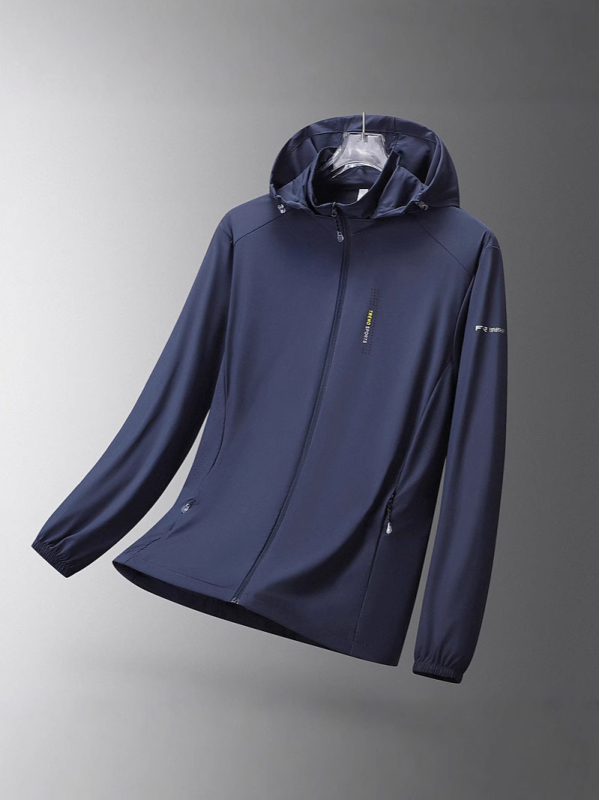 Muška lagana ljetna jakna s kapuljačom, UV zaštita UPF50+, materijal Nylon/Spandex 87/13, džepovi sa zatvaračima, otisak slova