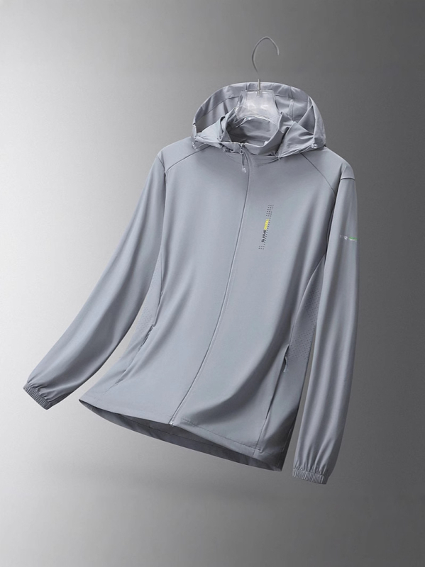 Muška lagana ljetna jakna s kapuljačom, UV zaštita UPF50+, materijal Nylon/Spandex 87/13, džepovi sa zatvaračima, otisak slova