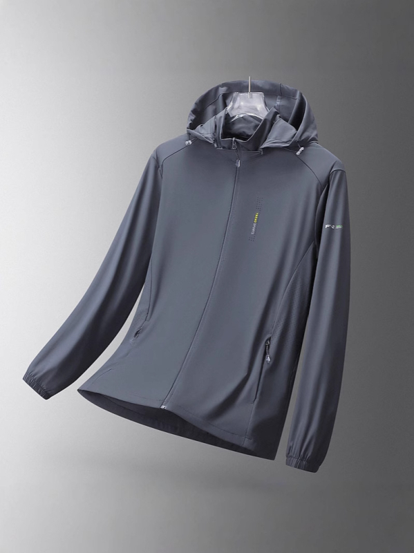 Muška lagana ljetna jakna s kapuljačom, UV zaštita UPF50+, materijal Nylon/Spandex 87/13, džepovi sa zatvaračima, otisak slova