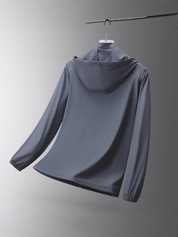 Muška lagana ljetna jakna s kapuljačom, UV zaštita UPF50+, materijal Nylon/Spandex 87/13, džepovi sa zatvaračima, otisak slova