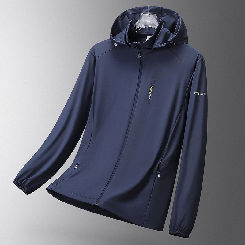 Muška lagana ljetna jakna s kapuljačom, UV zaštita UPF50+, materijal Nylon/Spandex 87/13, džepovi sa zatvaračima, otisak slova