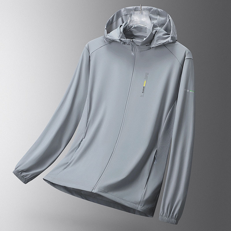 Muška lagana ljetna jakna s kapuljačom, UV zaštita UPF50+, materijal Nylon/Spandex 87/13, džepovi sa zatvaračima, otisak slova