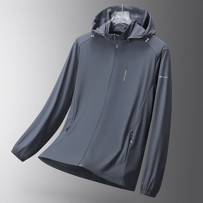 Muška lagana ljetna jakna s kapuljačom, UV zaštita UPF50+, materijal Nylon/Spandex 87/13, džepovi sa zatvaračima, otisak slova