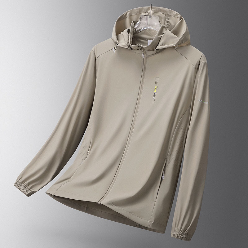 Muška lagana ljetna jakna s kapuljačom, UV zaštita UPF50+, materijal Nylon/Spandex 87/13, džepovi sa zatvaračima, otisak slova