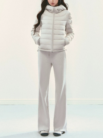 Jakna s kapuljačom od perja – bijeli patkov peraje 51–55%, debeli poliester, ravni kroj, kapuljača s umjetnim krznom, zima 2025, elegantan dnevni stil