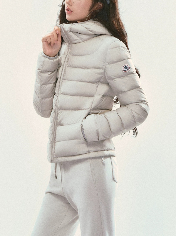 Jakna s kapuljačom od perja – bijeli patkov peraje 51–55%, debeli poliester, ravni kroj, kapuljača s umjetnim krznom, zima 2025, elegantan dnevni stil