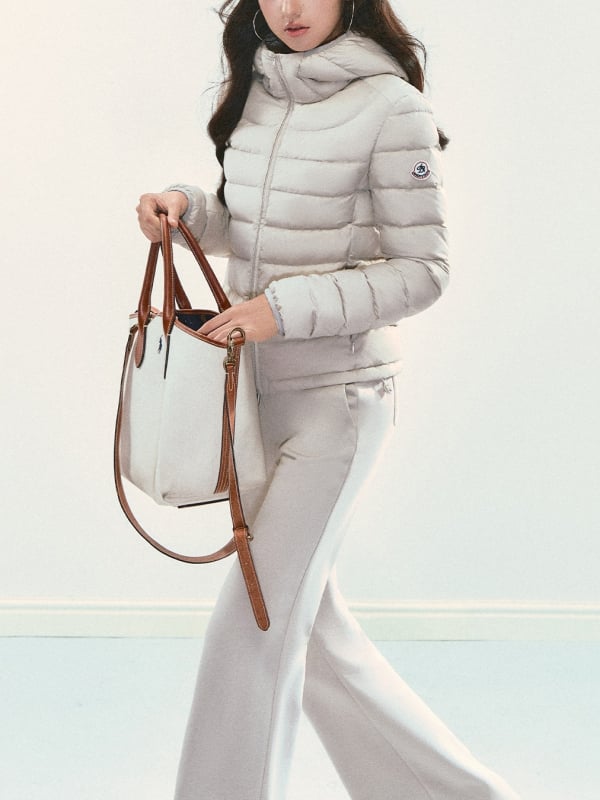 Jakna s kapuljačom od perja – bijeli patkov peraje 51–55%, debeli poliester, ravni kroj, kapuljača s umjetnim krznom, zima 2025, elegantan dnevni stil