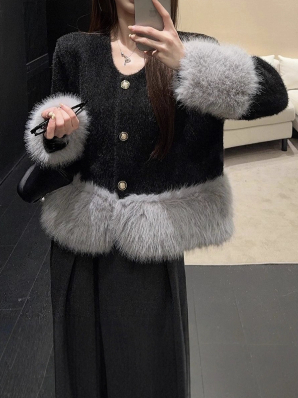 Debeli pleteni kardigan, smjesa poliester-spandeksa, okrugli ovratnik, dugi rukavi, patchwork u bojama, zatvaranje u jednom redu s višestrukim kopčama