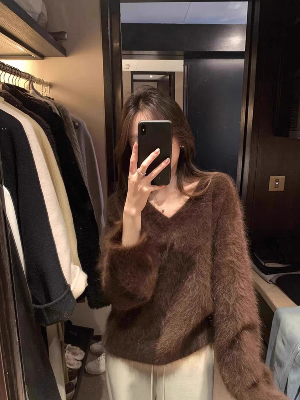 Ženski pleteni džemper s V-izrezom, umjetna mink kosa, dugi rukavi, srednja gustoća, elegantan gradski stil