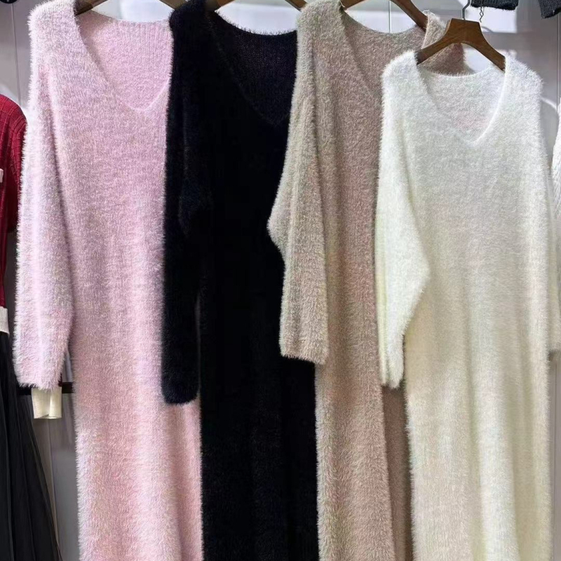 Duga pulover haljina, mekana i topla, iznad koljena, ležernog stila, V-izrez, jesensko-zimski model