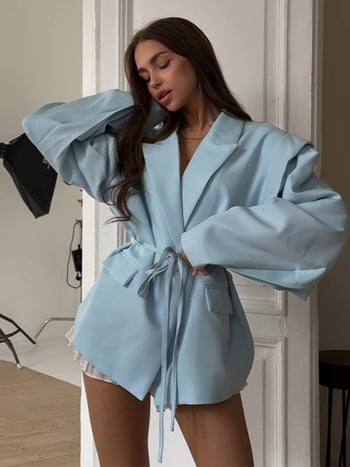 Jakna s vezanjem na ramena i umetkom ramena – V izrez, jednopredaje kopčanje, ovratnik od kostima, dugi rukavi, poliester/elastan mješavina (80-90% poliester, <30% elastan) – Proljeće 2025