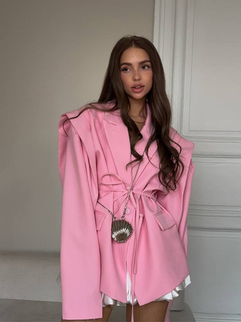 Jakna s vezanjem na ramena i umetkom ramena – V izrez, jednopredaje kopčanje, ovratnik od kostima, dugi rukavi, poliester/elastan mješavina (80-90% poliester, <30% elastan) – Proljeće 2025