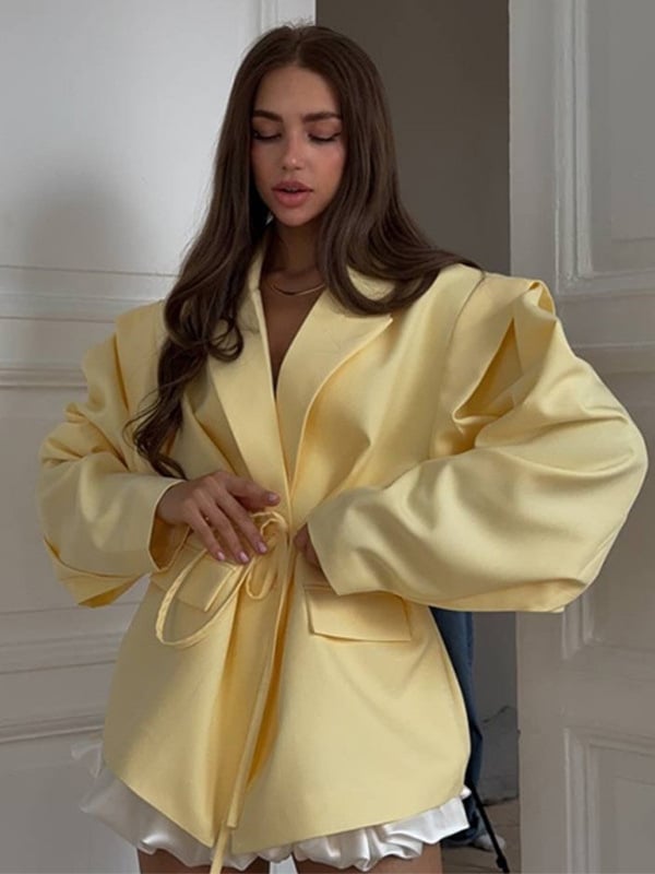 Jakna s vezanjem na ramena i umetkom ramena – V izrez, jednopredaje kopčanje, ovratnik od kostima, dugi rukavi, poliester/elastan mješavina (80-90% poliester, <30% elastan) – Proljeće 2025