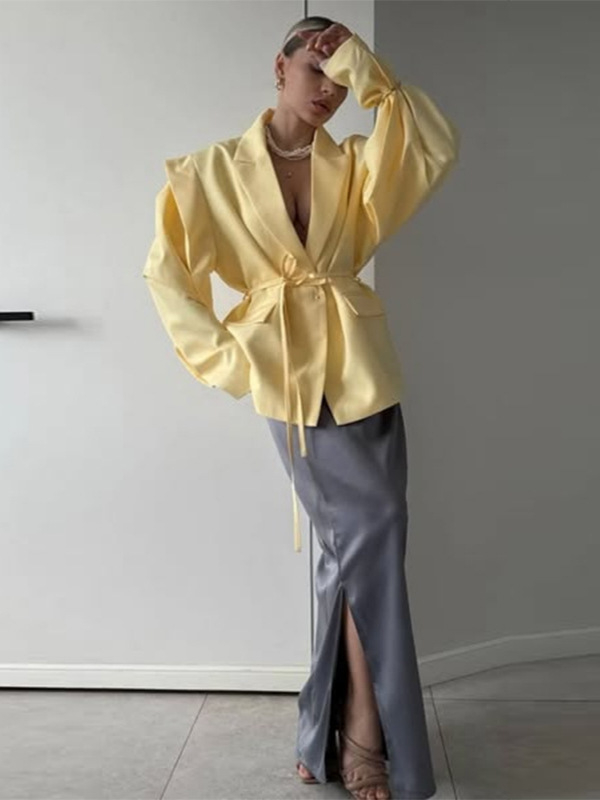 Jakna s vezanjem na ramena i umetkom ramena – V izrez, jednopredaje kopčanje, ovratnik od kostima, dugi rukavi, poliester/elastan mješavina (80-90% poliester, <30% elastan) – Proljeće 2025