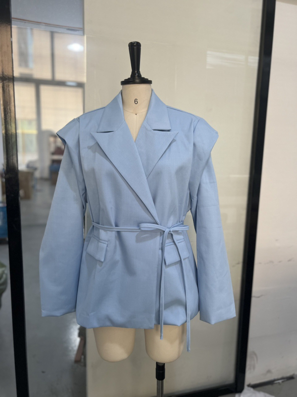 Jakna s vezanjem na ramena i umetkom ramena – V izrez, jednopredaje kopčanje, ovratnik od kostima, dugi rukavi, poliester/elastan mješavina (80-90% poliester, <30% elastan) – Proljeće 2025