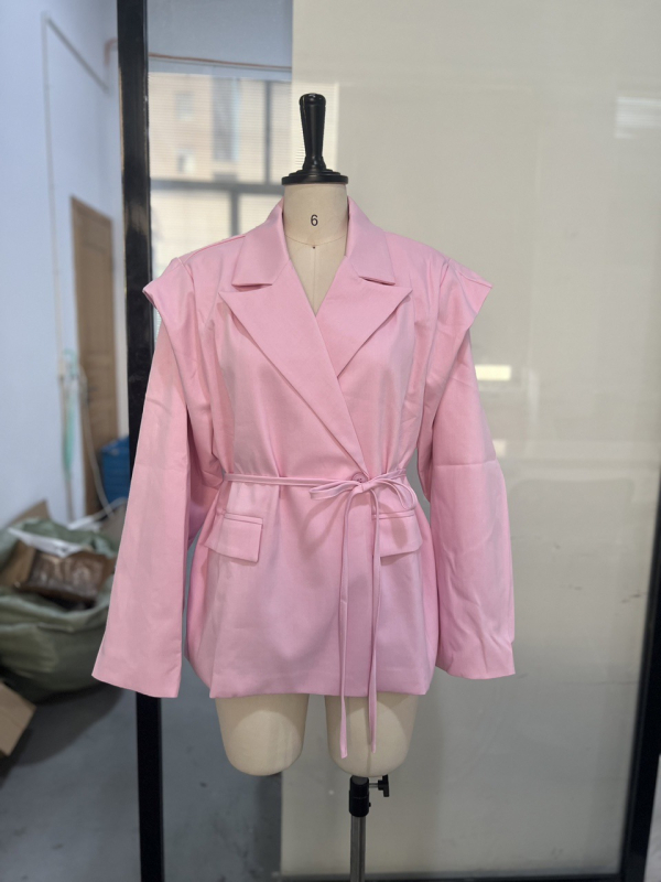 Jakna s vezanjem na ramena i umetkom ramena – V izrez, jednopredaje kopčanje, ovratnik od kostima, dugi rukavi, poliester/elastan mješavina (80-90% poliester, <30% elastan) – Proljeće 2025