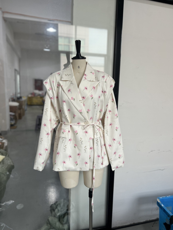 Jakna s vezanjem na ramena i umetkom ramena – V izrez, jednopredaje kopčanje, ovratnik od kostima, dugi rukavi, poliester/elastan mješavina (80-90% poliester, <30% elastan) – Proljeće 2025