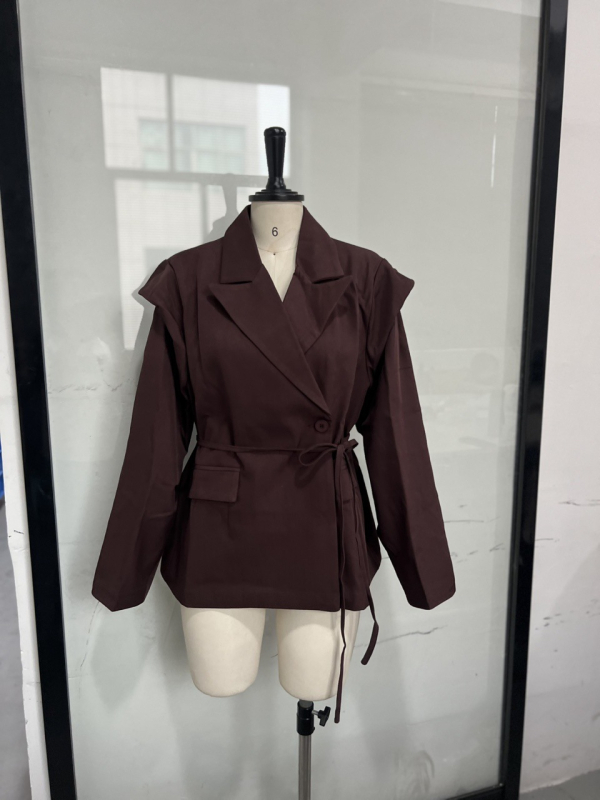 Jakna s vezanjem na ramena i umetkom ramena – V izrez, jednopredaje kopčanje, ovratnik od kostima, dugi rukavi, poliester/elastan mješavina (80-90% poliester, <30% elastan) – Proljeće 2025