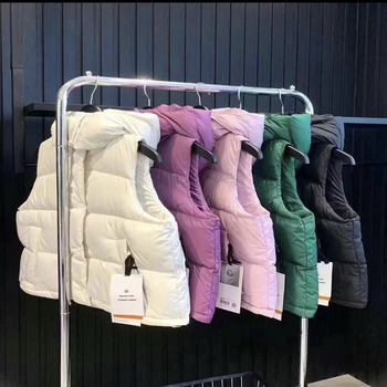 Down vesta s kapuljačom, chenille tkanina s elastanom, punilo od bijelog patka 201–300 g, kratka duljina, za odrasle žene, gradski stil