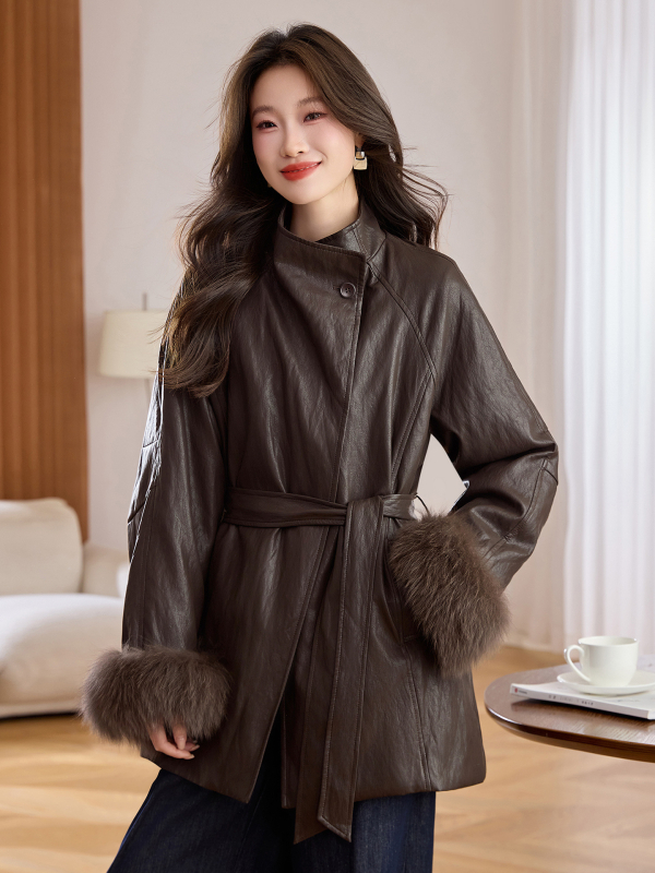 Ženski kaput s perjem Girl in the fog – srednja duljina, stojeći ovratnik, bijelo patke perje 101–200 g, udio perja 51–55%, zatvaranje šnuralom, Zima 2025