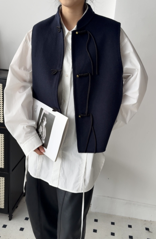 Вълнен жилет – Stand collar, три копчета, 95% вълна, редовна кройка, пролет 2024