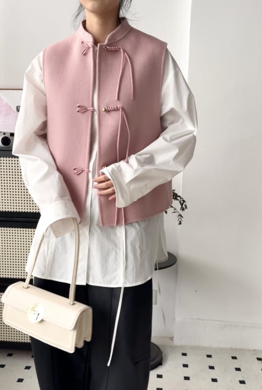 Вълнен жилет – Stand collar, три копчета, 95% вълна, редовна кройка, пролет 2024