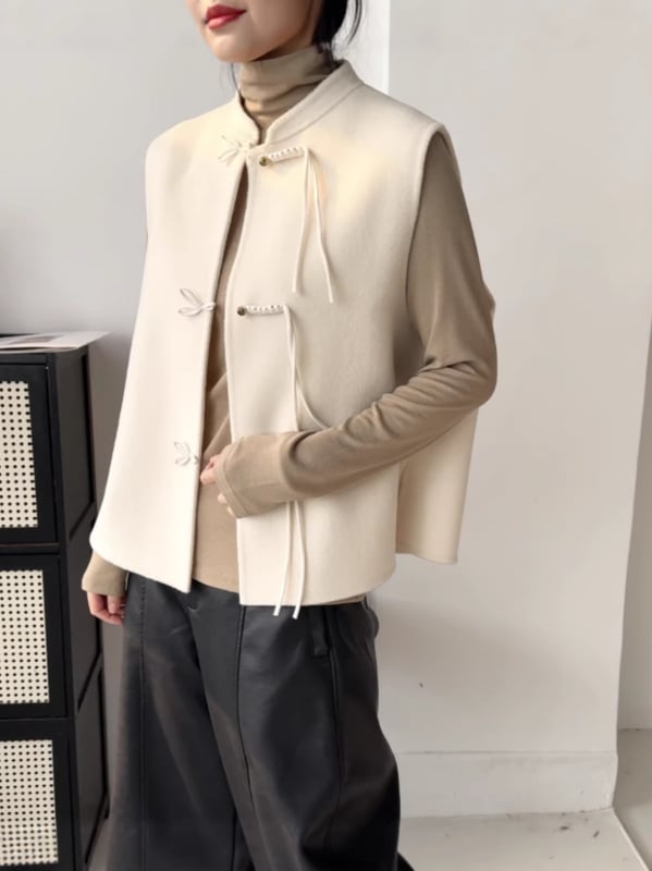 Вълнен жилет – Stand collar, три копчета, 95% вълна, редовна кройка, пролет 2024