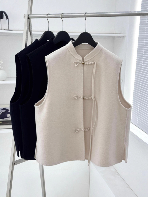 Вълнен жилет – Stand collar, три копчета, 95% вълна, редовна кройка, пролет 2024