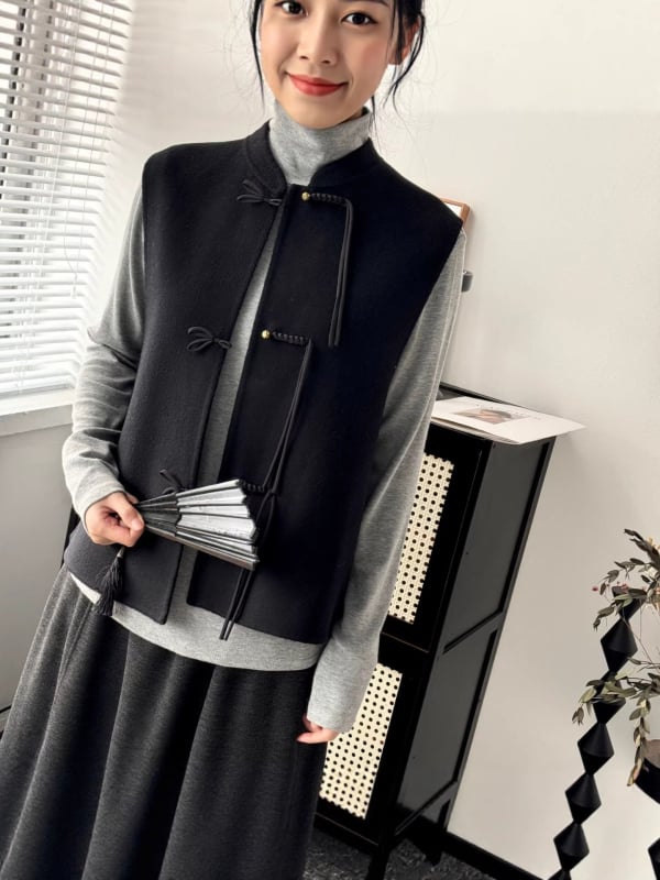 Вълнен жилет – Stand collar, три копчета, 95% вълна, редовна кройка, пролет 2024