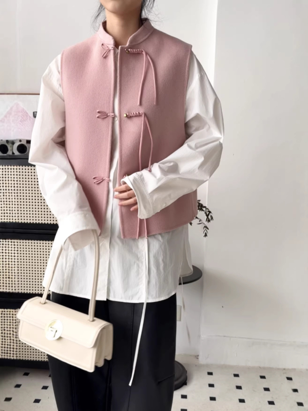 Вълнен жилет – Stand collar, три копчета, 95% вълна, редовна кройка, пролет 2024