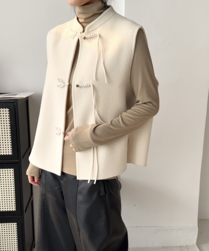 Вълнен жилет – Stand collar, три копчета, 95% вълна, редовна кройка, пролет 2024