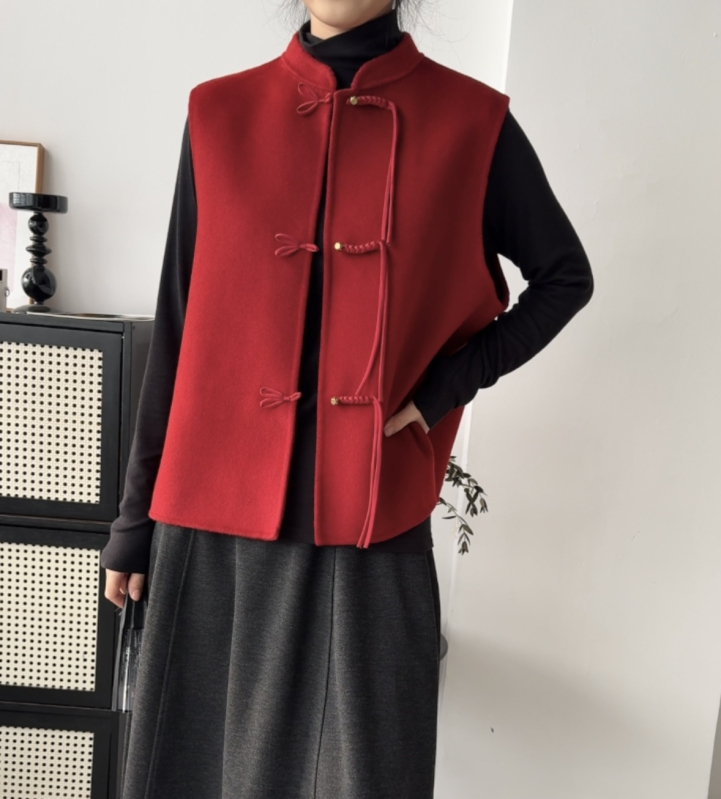 Вълнен жилет – Stand collar, три копчета, 95% вълна, редовна кройка, пролет 2024