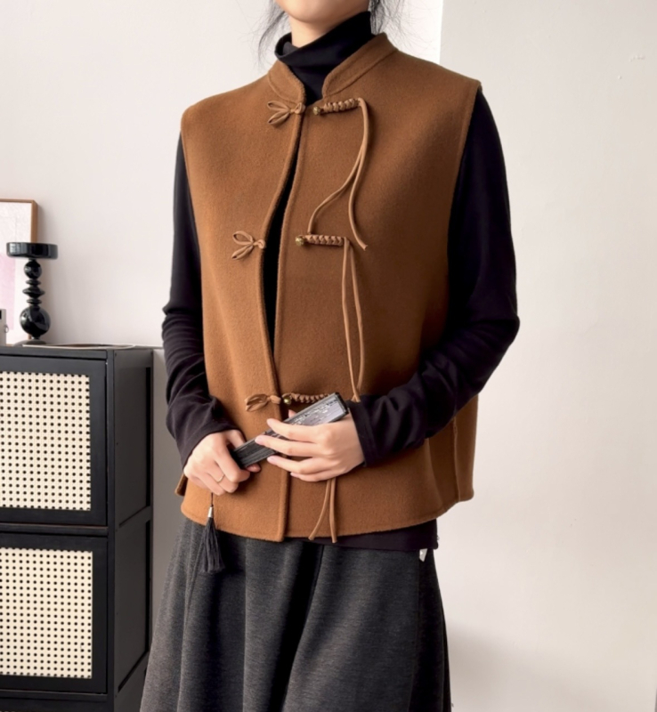 Вълнен жилет – Stand collar, три копчета, 95% вълна, редовна кройка, пролет 2024