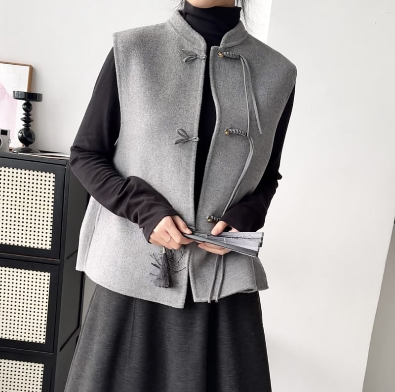 Вълнен жилет – Stand collar, три копчета, 95% вълна, редовна кройка, пролет 2024