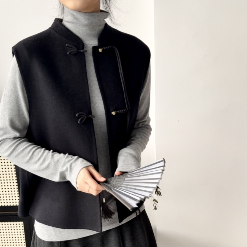 Вълнен жилет – Stand collar, три копчета, 95% вълна, редовна кройка, пролет 2024