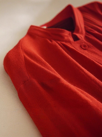 Košulja od chiffona, 95% vuna, plisirani detalj, skrivena pladnja s gumbima, okrugli izrez