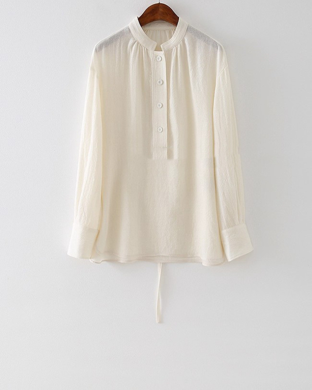Košulja od chiffona, 95% vuna, plisirani detalj, skrivena pladnja s gumbima, okrugli izrez