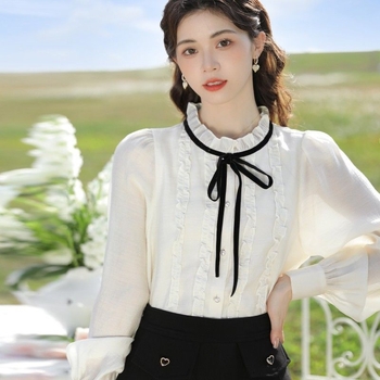 Puha szaténsap ing, ujjatlan, álló gallér, 3D mintázat, hamis két részes megjelenés, gombos záródás egy sorban és több csat, ősz 2025