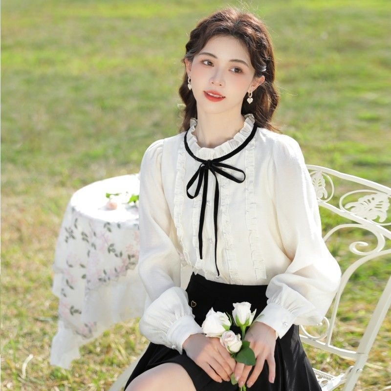 Puha szaténsap ing, ujjatlan, álló gallér, 3D mintázat, hamis két részes megjelenés, gombos záródás egy sorban és több csat, ősz 2025