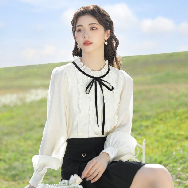 Puha szaténsap ing, ujjatlan, álló gallér, 3D mintázat, hamis két részes megjelenés, gombos záródás egy sorban és több csat, ősz 2025