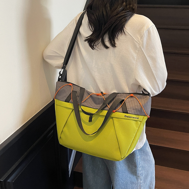 Torba za jogu i fitness — torba od platna s podstavom od poliestera, uzorak usklađenih boja, urban minimalistički stil, prozračna unisex torba