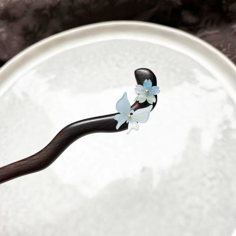 Fából készült hajtű virág-pillangó motívummal, természetes stílusú fejfedő kiegészítő