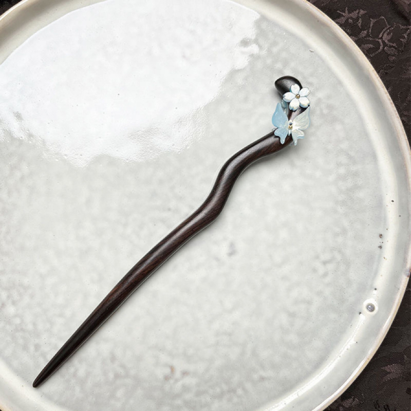 Fából készült hajtű virág-pillangó motívummal, természetes stílusú fejfedő kiegészítő