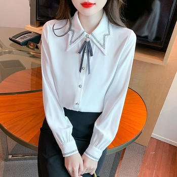 Szatén anyagú ing illatos felhőszálak díszítéssel, polo gallér, hosszú ujjú, gombos zárás egy sorban, normál hossz