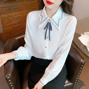 Szatén anyagú ing illatos felhőszálak díszítéssel, polo gallér, hosszú ujjú, gombos zárás egy sorban, normál hossz